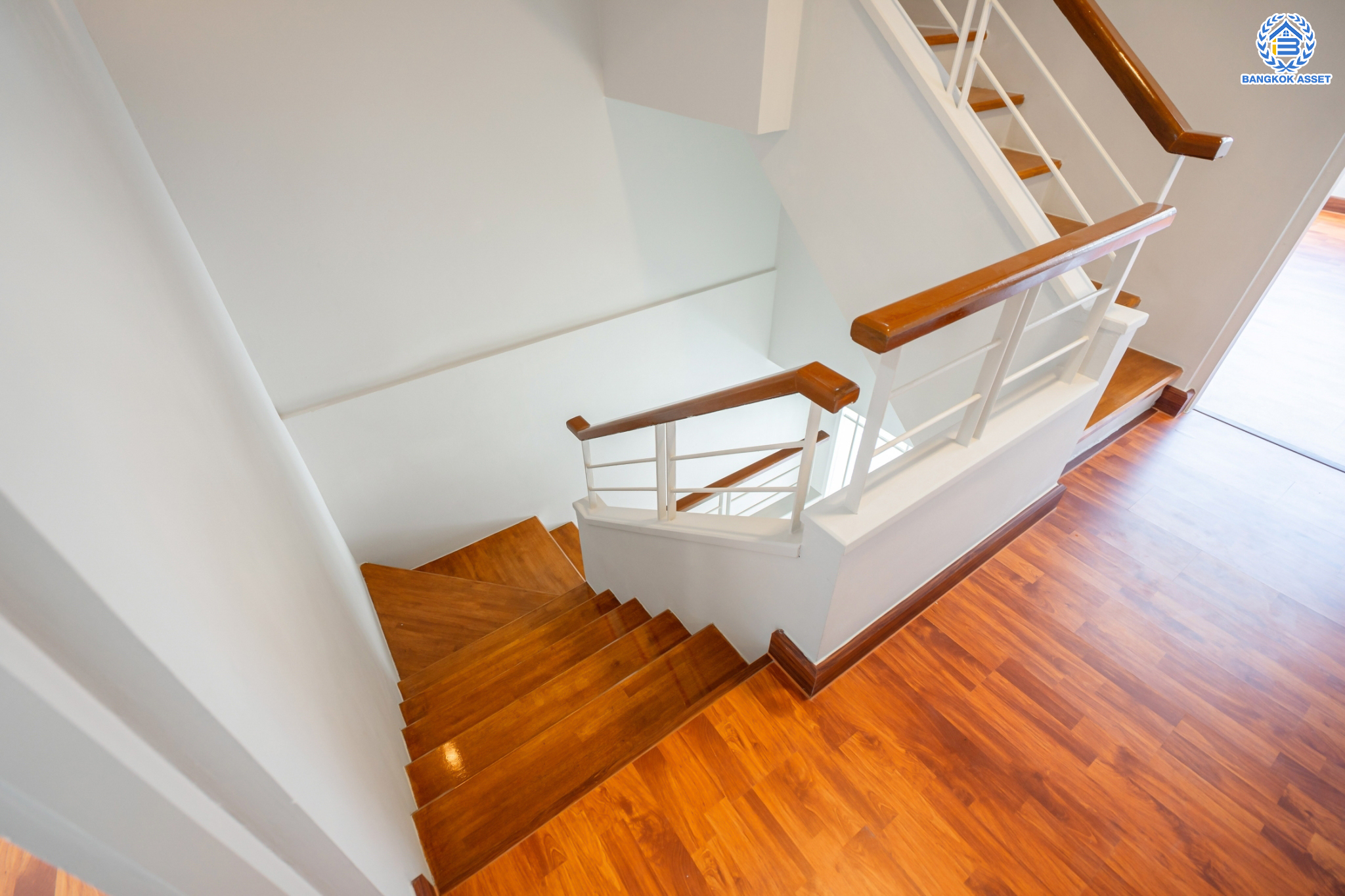 ทาวน์เฮ้าส์มือสอง 3 ชั้น ม.เดอะเทอเรซ ลาดพร้าว71 เนื้อที่ 21.6 ตร.ว. ฟังก์ชัน 3 ห้องนอน 4 ห้องน้ำ (ห้องนอนทุกห้องมีห้องน้ำในตัว) จอดรถได้ 2 คัน บนสุดยอดทำเลใจกลางเมือง! ตอบโจทย์ทุกไลฟ์สไตล์ ใจกลางห้างฯชั้นนำ เชื่อมต่อทั้งถนนเกษตร-นวมินทร์ , ลาดพร้าว , รัชโยธินฯ ใกล้ทางด่วนรามอินทรา เดินทางสะดวกสบาย ด้วยรถไฟฟ้าสายสีน้ำตาล "สถานีโรงเรียนสตรีวิทยา2"